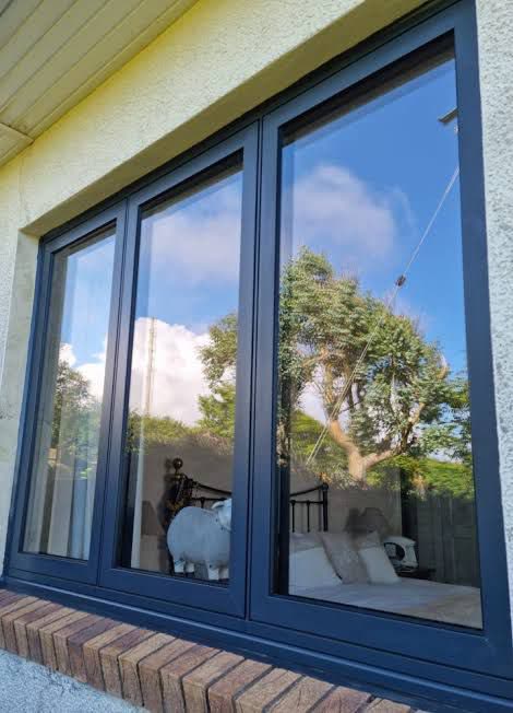 Anthracite grey aluminium three-pane window, fitted by URG